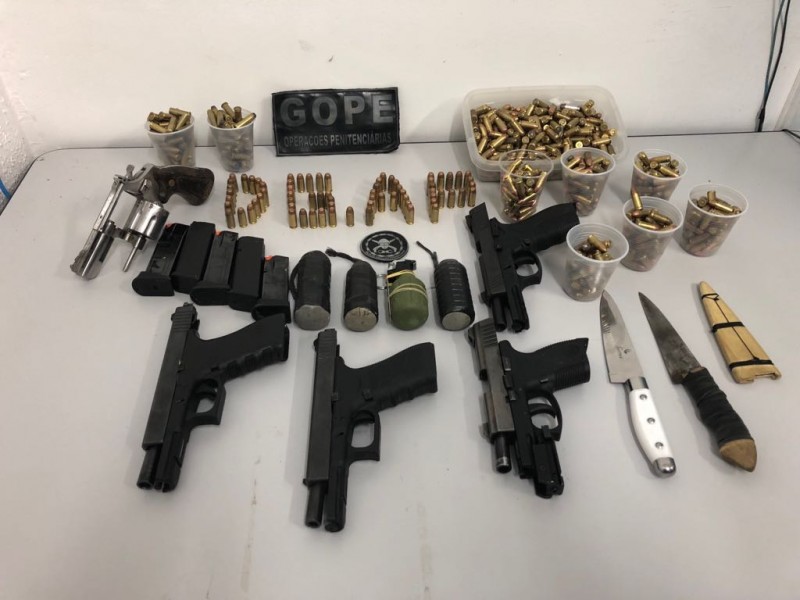 Imagem Ilustrando a Notícia: Pistolas, revolveres e explosivos são encontrados em penitenciária de Aparecida