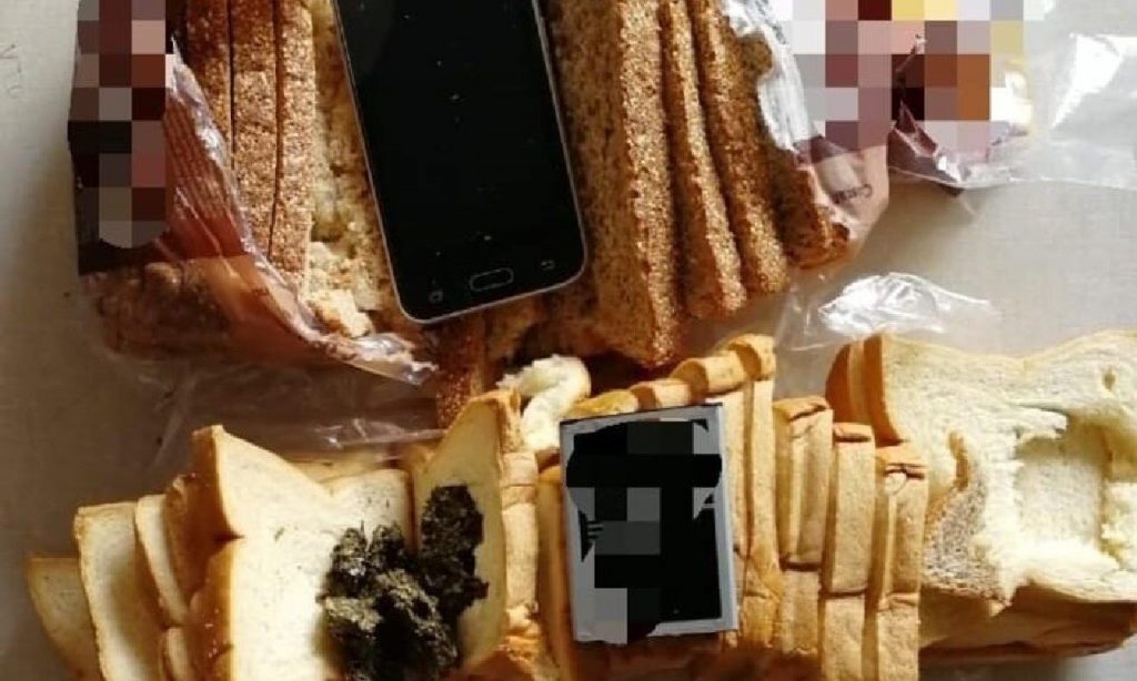 Imagem Ilustrando a Notícia: Mulher é presa com drogas e celular em pacote de pães no presídio de Buriti Alegre