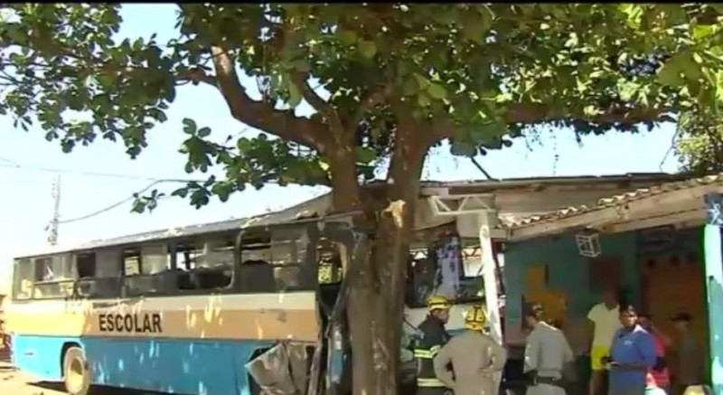 Imagem Ilustrando a Notícia: Acidente entre carro e ônibus deixa 9 pessoas feridas e uma morta