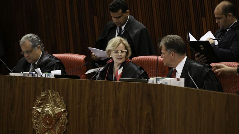 Imagem Ilustrando a Notícia: TSE ordena retirada de vídeo que Bolsonaro fala de fraude em urna