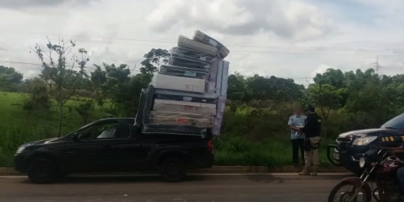 Imagem Ilustrando a Notícia: Carro é apreendido por excesso de cargas na BR-060 em Guapó