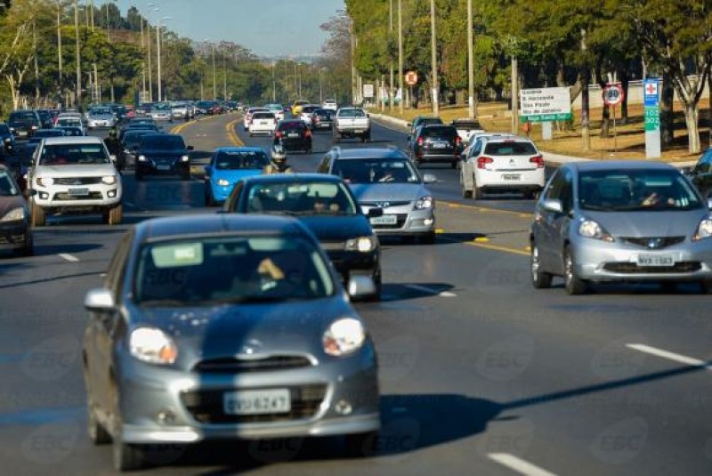 Imagem Ilustrando a Notícia: Quase 15 mil motoristas são multados por não ligar farol baixo de dia