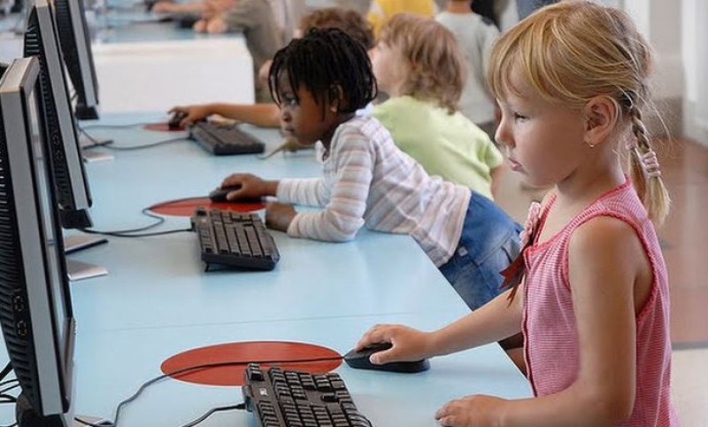 Imagem Ilustrando a Notícia: Dia da Internet Mais Segura alerta sobre riscos do uso da rede por crianças