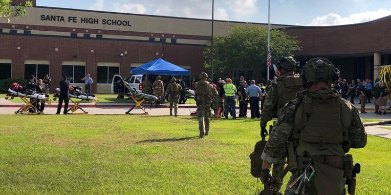 Imagem Ilustrando a Notícia: Sobe para 13 número de feridos em tiroteio em escola do Texas