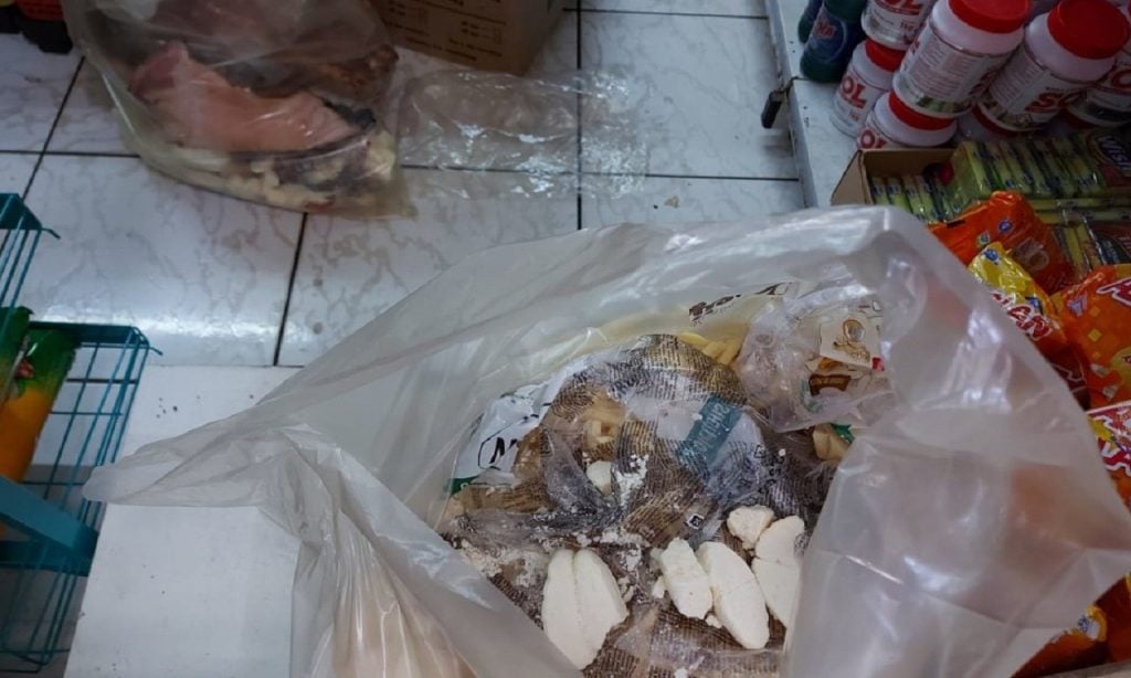 Imagem Ilustrando a Notícia: Fiscais interditam estabelecimento que vendia alimentos estragados em Goiânia