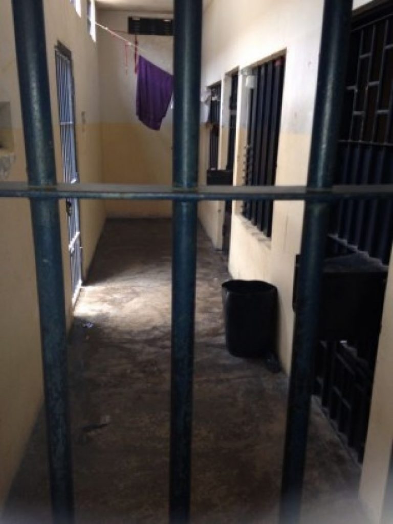 Imagem Ilustrando a Notícia: 14 presos fogem de presídio em Edéia depois de renderem agentes