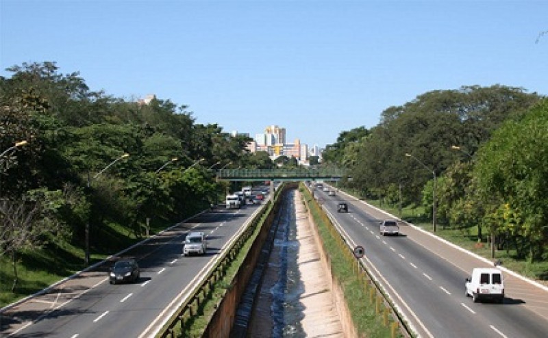 Imagem Ilustrando a Notícia: Motoristas abusam da velocidade na Marginal Botafogo, durante feriado