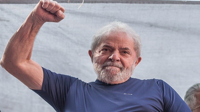 Imagem Ilustrando a Notícia: Manifestantes fazem protesto no STF pela soltura de Lula