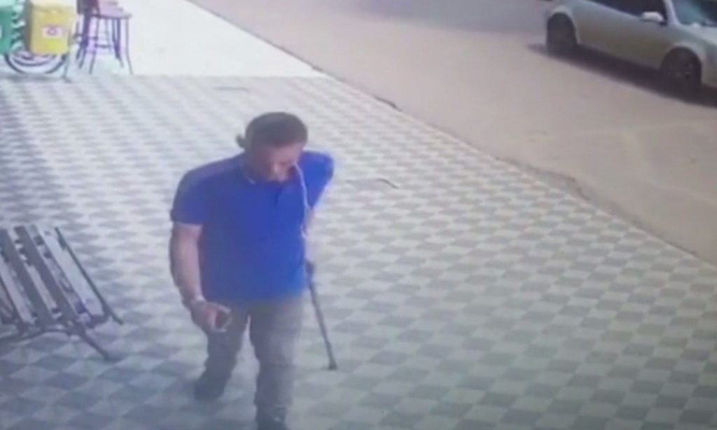 Imagem Ilustrando a Notícia: Homem é preso suspeito de usar deficiência física para furtar celulares