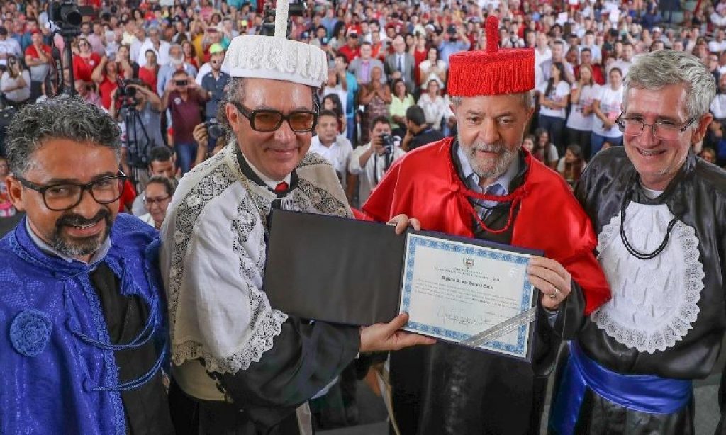 Imagem Ilustrando a Notícia: Justiça anula título de doutor honoris causa de Lula em universidade de Alagoas