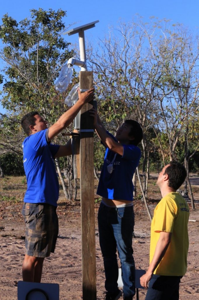 Imagem Ilustrando a Notícia: Comunidade kalunga ganha iluminação pública com postes sustentáveis