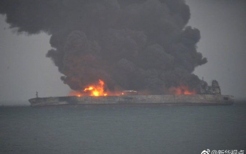 Imagem Ilustrando a Notícia: Navio petroleiro pode explodir