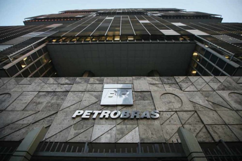 Imagem Ilustrando a Notícia: Sérgio Moro condena ex-gerente da Petrobras e lobistas ligados a PMDB