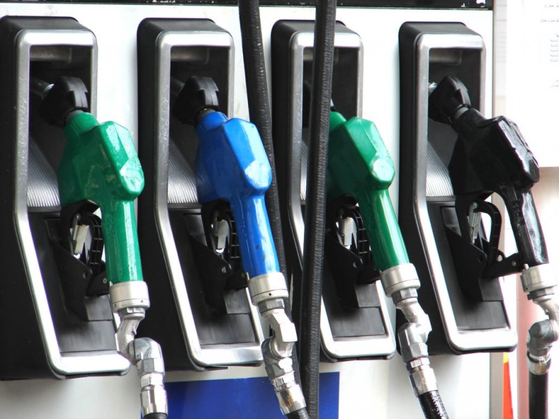 Imagem Ilustrando a Notícia: Petrobras eleva preço da gasolina e reduz o do diesel neste sábado