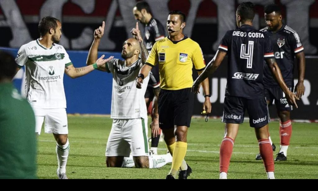 Imagem Ilustrando a Notícia: Com gol polêmico, São Paulo vence Goiás e afunda clube na lanterna do Brasileirão