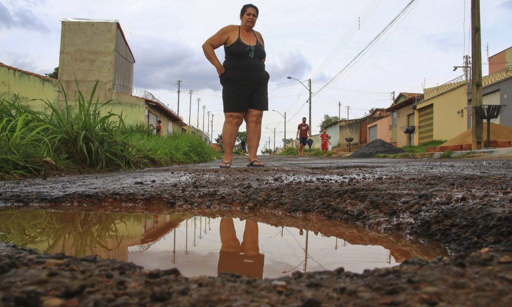 Imagem Ilustrando a Notícia: Buracos na ruas de Aparecida de Goiânia reaparecem com chuvas