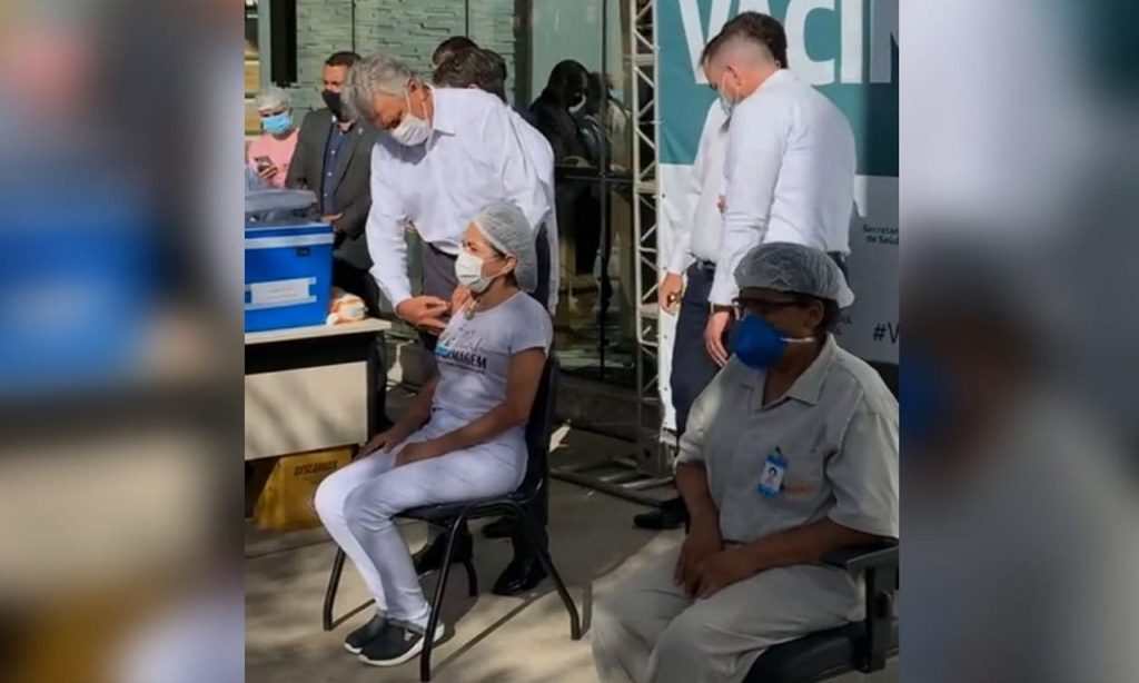 Imagem Ilustrando a Notícia: Caiado aplica 1ª vacina contra Covid-19 também em Aparecida de Goiânia; assista o evento