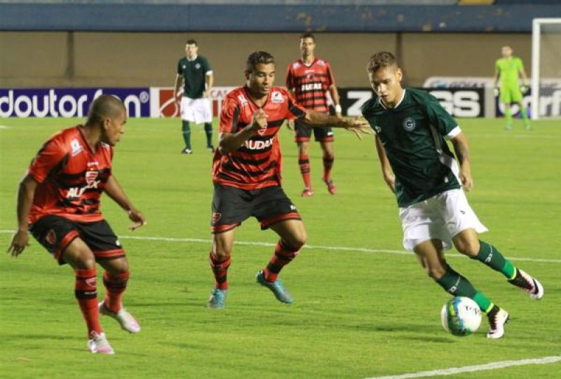 Imagem Ilustrando a Notícia: Goiás empata em 1 a 1 com Oeste-SP no Serra Dourada