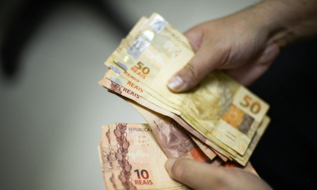 Imagem Ilustrando a Notícia: Salário mínimo de R$ 1.040 é aprovado por Comissão para 2020