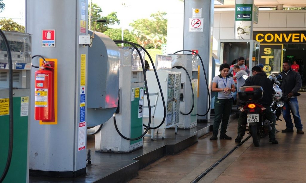 Imagem Ilustrando a Notícia: Petrobras reduz preços da gasolina em 8% e do diesel em 4%
