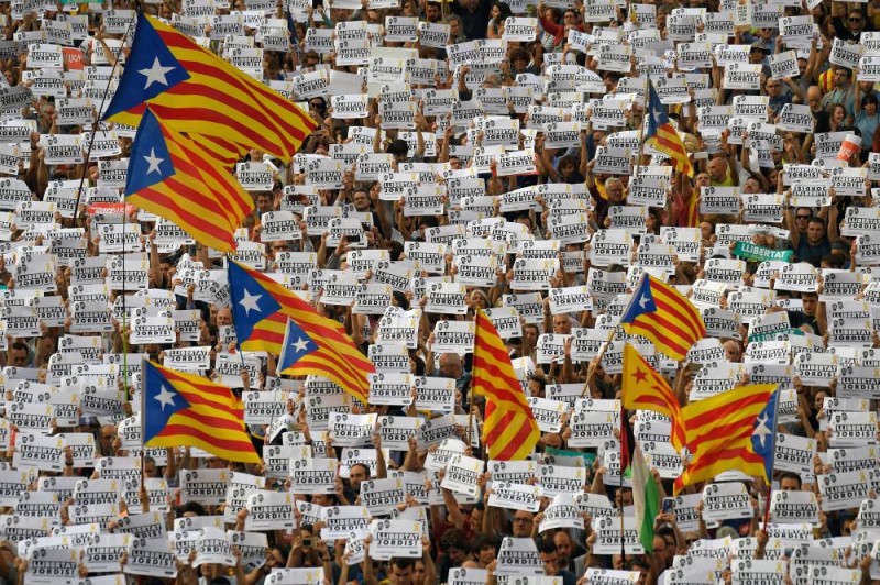 Imagem Ilustrando a Notícia: Ministros espanhois afastam governo catalão após declaração de independência