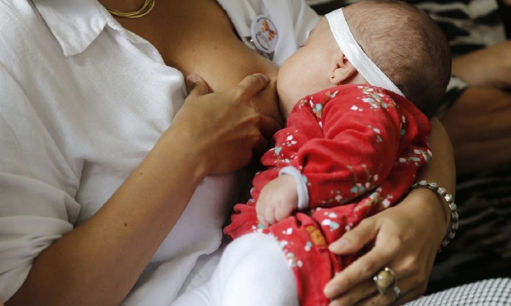 Imagem Ilustrando a Notícia: Campanha Agosto Dourado: mães com Covid-19 devem continuar amamentando
