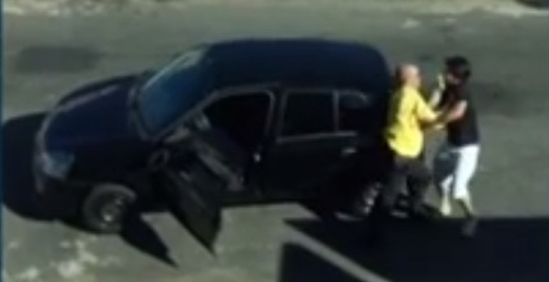 Imagem Ilustrando a Notícia: Homem é flagrado por câmera de segurança lançando carro contra agentes da SMT