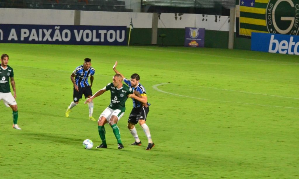 Imagem Ilustrando a Notícia: Gláuber explica mudanças tardias em empate diante do Grêmio: “Opção tática”