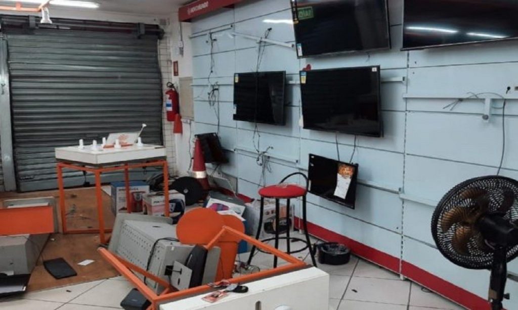 Imagem Ilustrando a Notícia: Ladrão arromba loja de eletrodomésticos com carro, em Jaraguá
