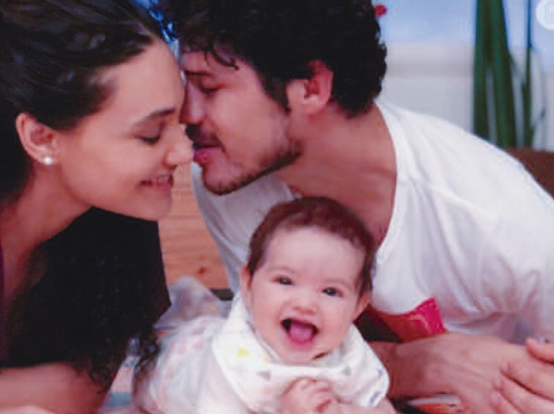 Imagem Ilustrando a Notícia: Débora Nascimento e marido, José Loreto, posam com filha