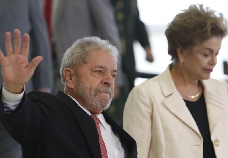 Imagem Ilustrando a Notícia: Lula volta a Brasília e acompanha votação do impeachment com Dilma, no Alvorada