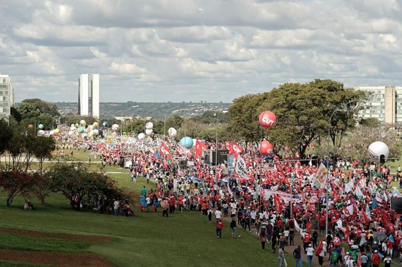 Imagem Ilustrando a Notícia: Manifestantes ocupam Brasília por eleições diretas e contra reformas