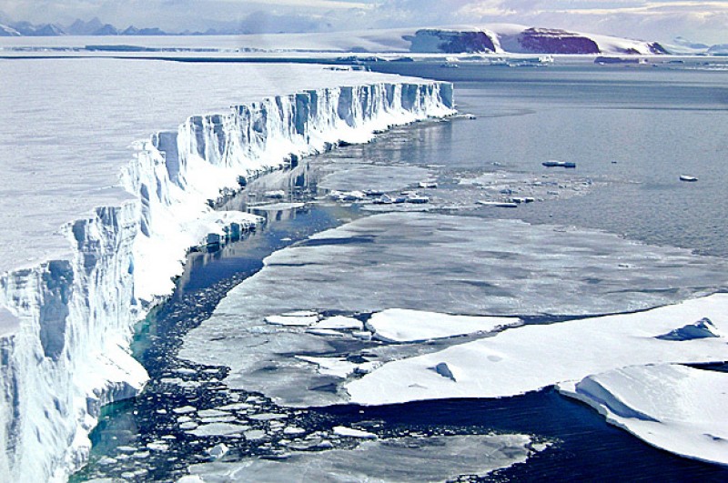Imagem Ilustrando a Notícia: Formação de milhares de novos lagos na Antártida preocupa cientistas
