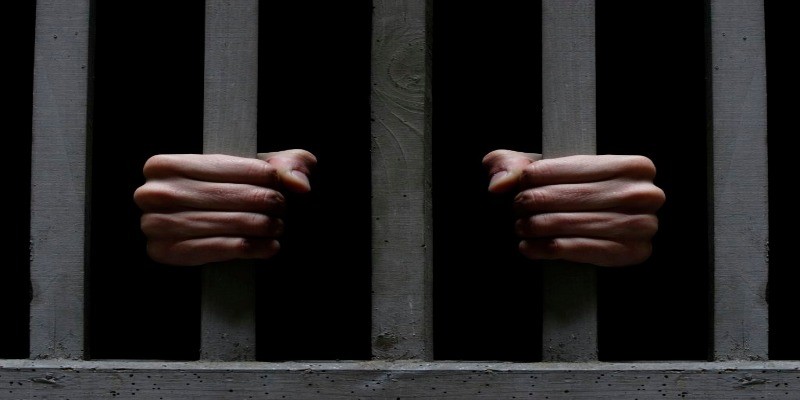 Imagem Ilustrando a Notícia: Quatro presos fogem de cadeia por buraco no teto em Cristalina
