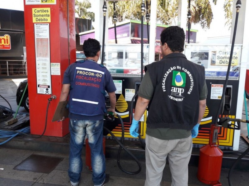 Imagem Ilustrando a Notícia: Procon Goiás autua dois postos em operação conjunta para fiscalizar combustíveis