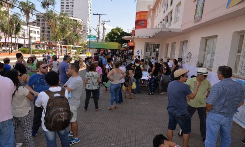 Imagem Ilustrando a Notícia: UFG e IFG protestam no Centro de Goiânia ministrando ‘aula na rua’