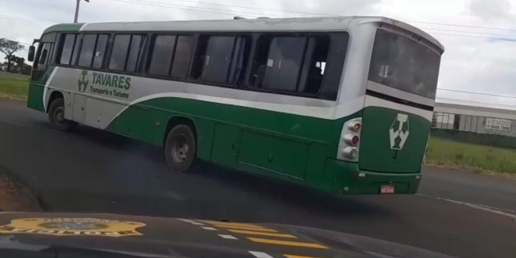 Imagem Ilustrando a Notícia: Ônibus irregular que transportava estudantes para a Tecnoshow é apreendido