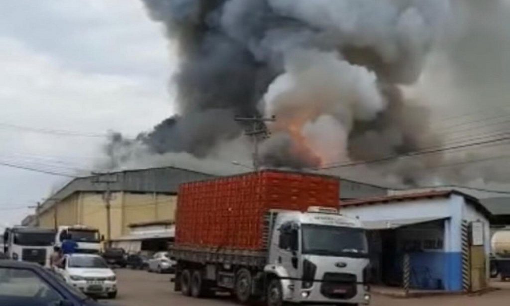 Imagem Ilustrando a Notícia: Incêndio atinge centro de distribuição de alimentos em Anápolis