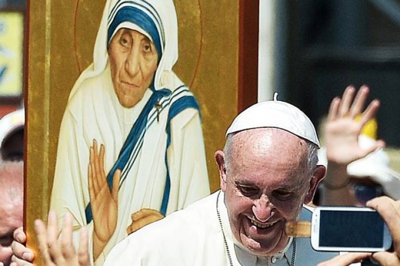 Imagem Ilustrando a Notícia: Madre Teresa de Calcutá é canonizada pelo papa Francisco em missa no Vaticano