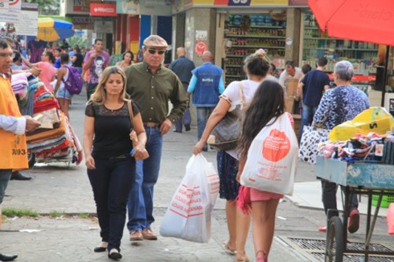 Imagem Ilustrando a Notícia: Vendas no comércio varejista recuam 0,6% em agosto, diz IBGE