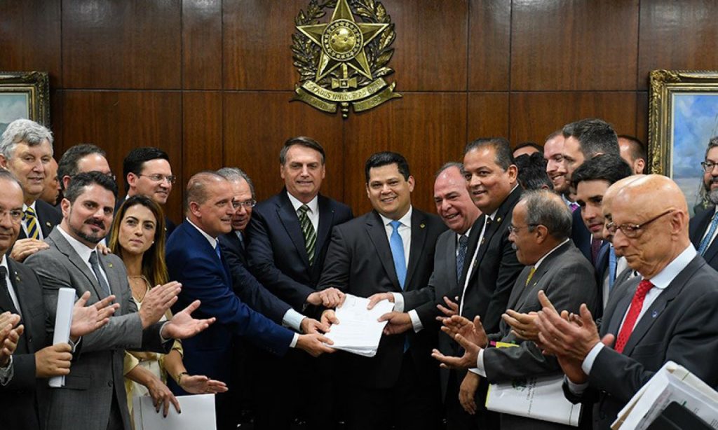 Imagem Ilustrando a Notícia: Bolsonaro, Guedes e Onyx entregam ao Senado PECs do Pacto Federativo