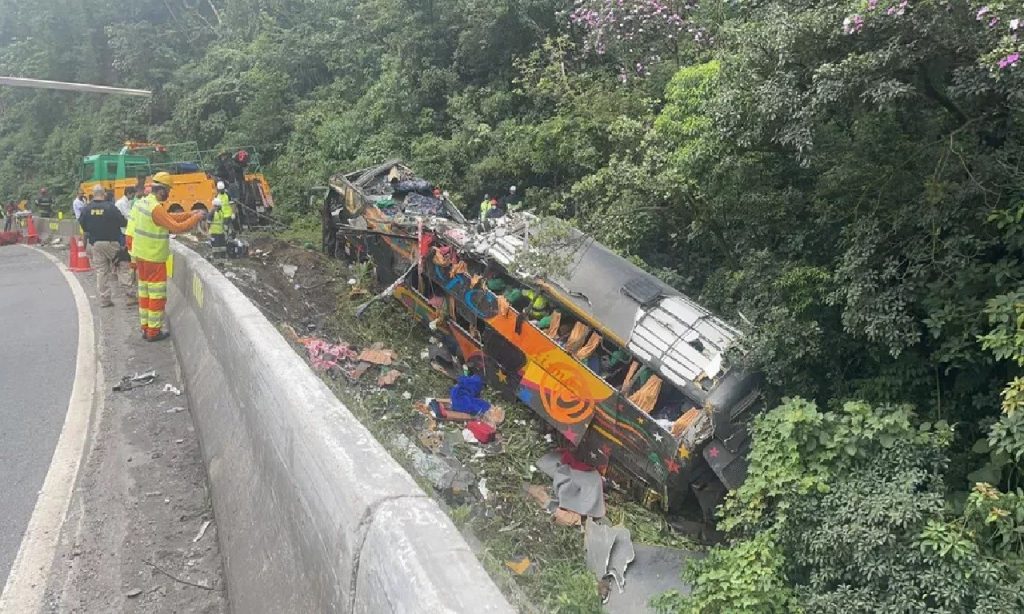 Imagem Ilustrando a Notícia: Acidente de ônibus deixa 19 mortos no Paraná
