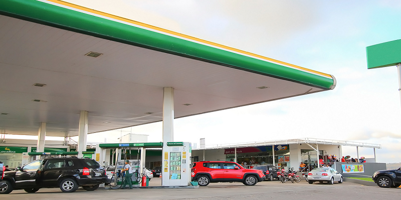 Imagem Ilustrando a Notícia: Petrobras eleva gasolina em 2 centavos