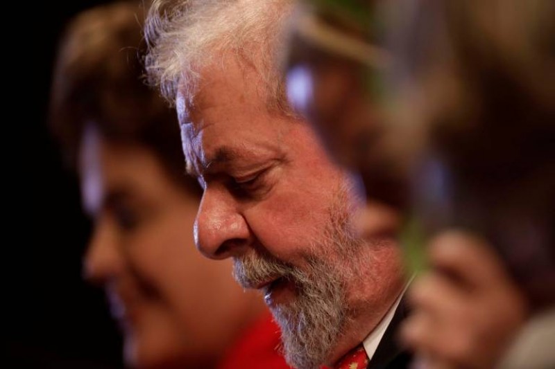 Imagem Ilustrando a Notícia: Passaporte de Lula é entregue à Polícia Federal por advogado Cristiano Zanin