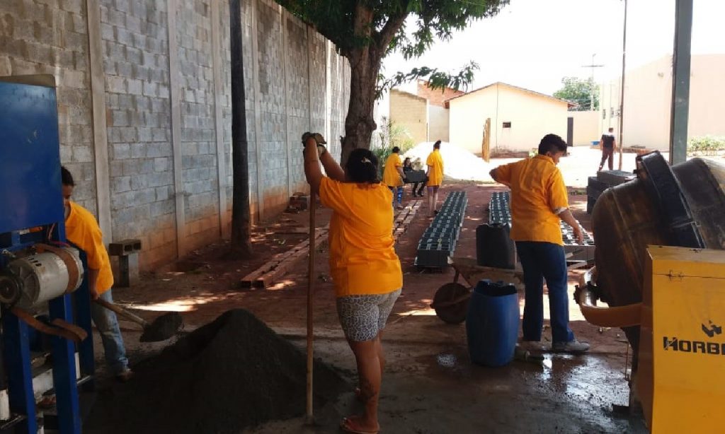 Imagem Ilustrando a Notícia: Detentas de Corumbaíba trabalham na produção de blocos que serão utilizados na ampliação do presídio