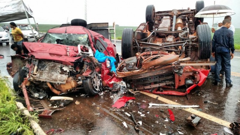 Imagem Ilustrando a Notícia: Uma pessoa morreu e sete ficaram feridas após colisão entre veículos na GO-210