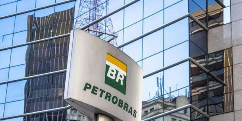 Imagem Ilustrando a Notícia: Petrobras reduz pelo 2º dia o preço da gasolina em refinarias