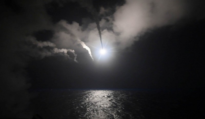 Imagem Ilustrando a Notícia: EUA atacaram base aérea na Síria em resposta ao uso de armas químicas