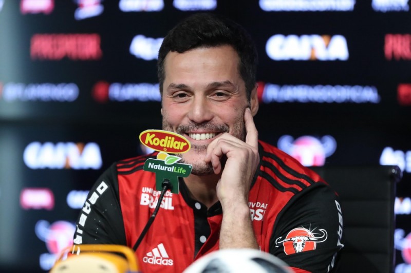 Imagem Ilustrando a Notícia: Gabigol volta ao Santos e Flamengo anuncia goleiro Julio Cesar