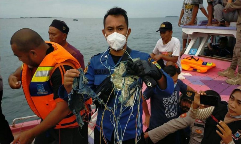 Imagem Ilustrando a Notícia: Governo da Indonésia confirma queda de avião no mar
